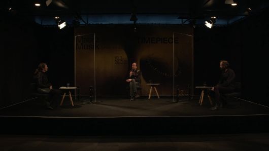 Eléonore Huisse, François J. Bonnet und Berno Odo Polzer sitzen im Gespräch auf einer Bühne.