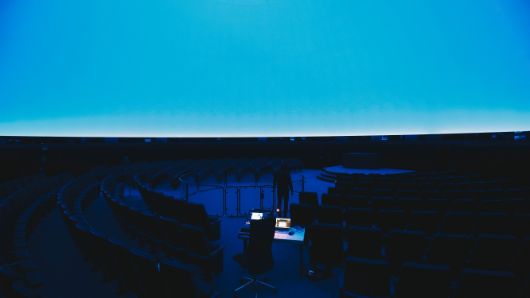 The picture shows Francois Bonnet playing "Trilogie de la Mort" by Éliane Radigue at the Zeiss Großplanetarium