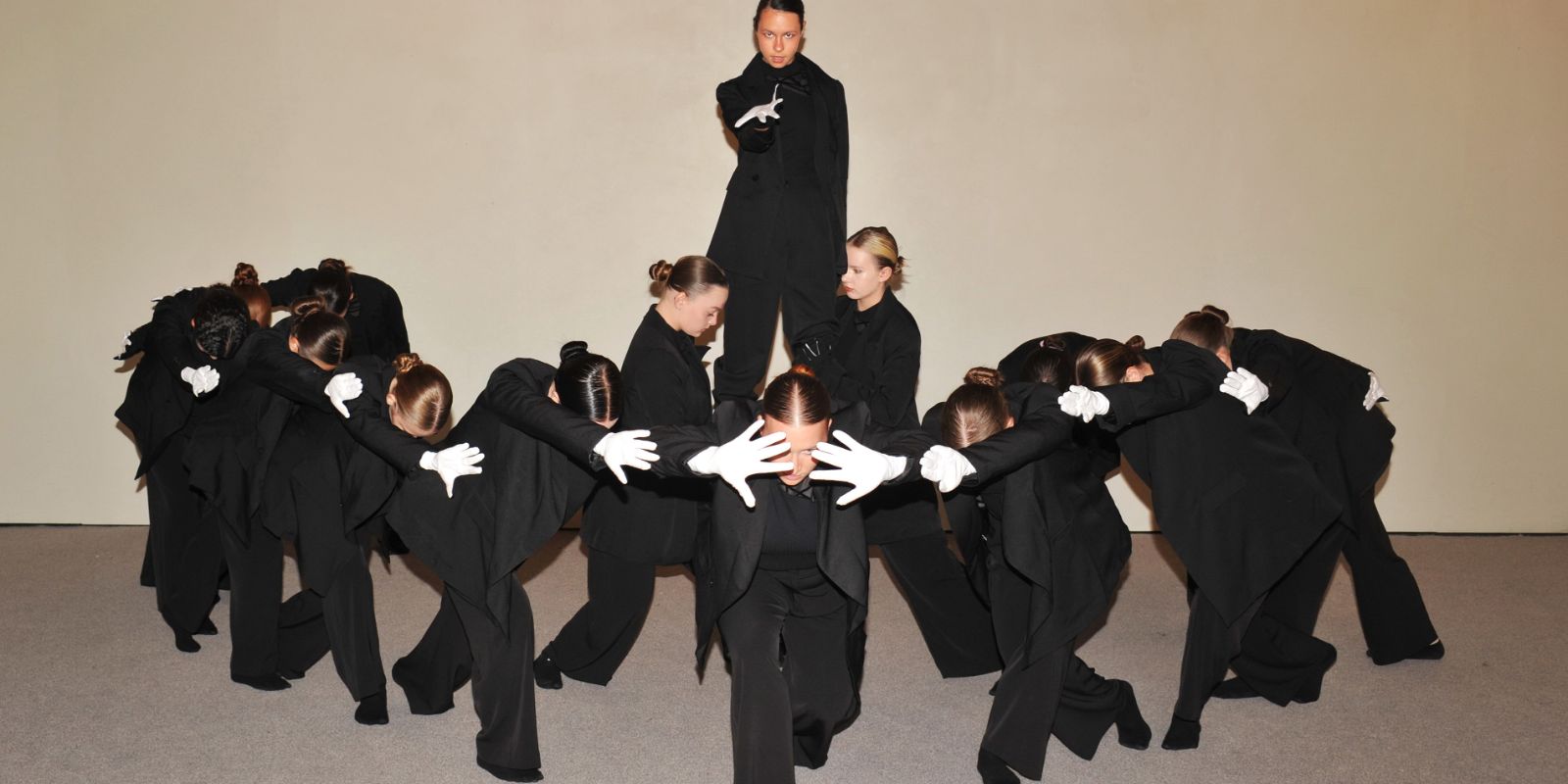 Performer*innen auf der Bühne