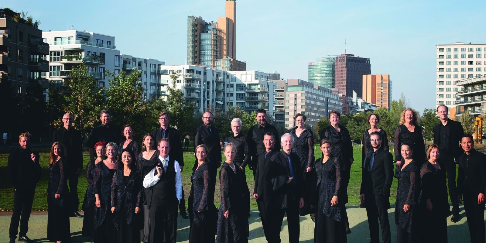 Der RIAS Kammerchor mit seinem Chefdirigenten und Künstlerischen Leiter Justin Doyle © Mathhias Heyde