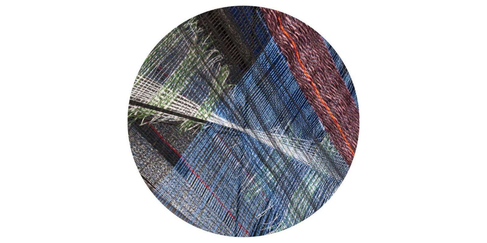 Eine Detailsaufnahme von Hella Jongerius Arbeit "Woven Brick" aus 2019. 