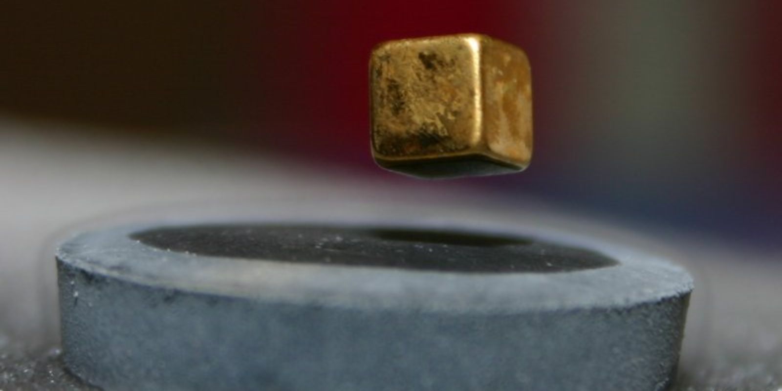 Ein Magnet schwebt über einem mit flüssigem Stickstoff gekühlten Hochtemperatursupraleiter. Foto Peter Nussbaumer 2005, Wikimedia Commons
