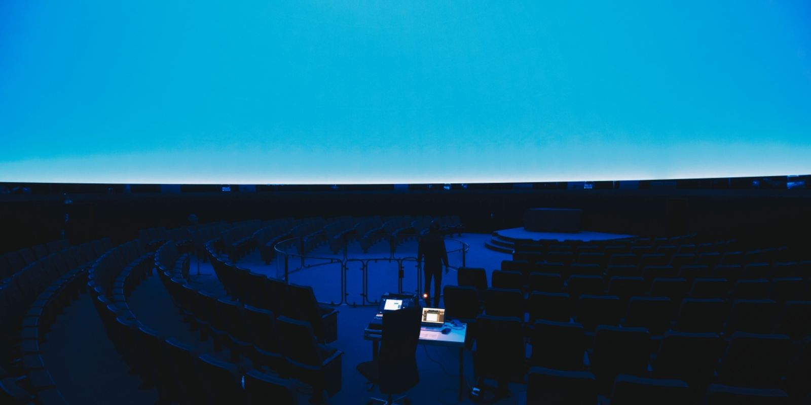 The picture shows Francois Bonnet playing "Trilogie de la Mort" by Éliane Radigue at the Zeiss Großplanetarium