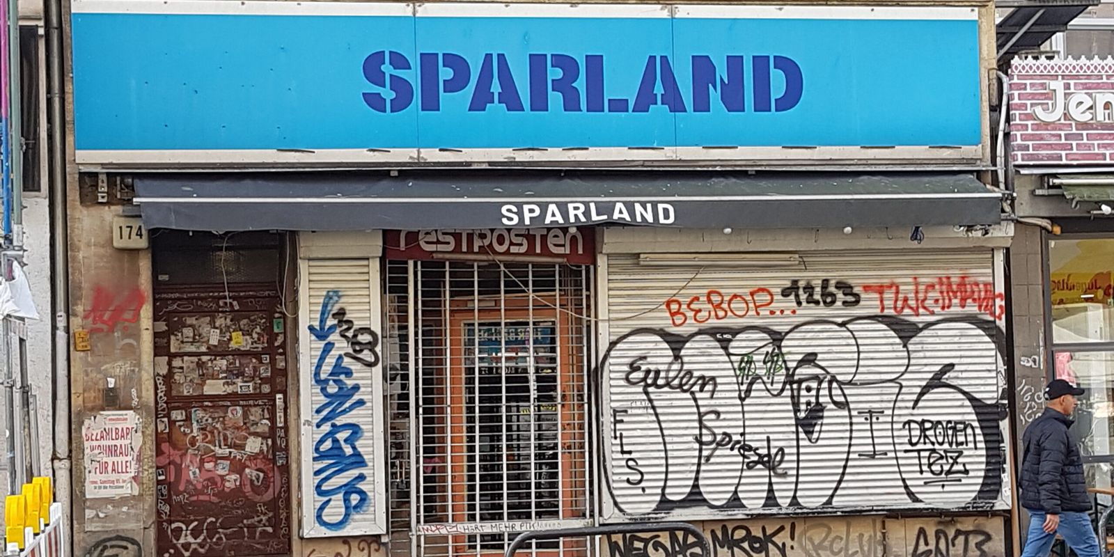 Ein geschlossener Laden mit dem Titel „Sparland“