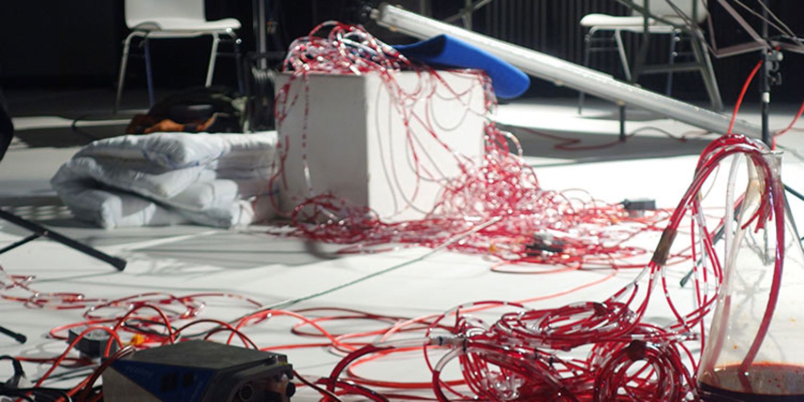 Chiharu Shiota "alif"-Installation 