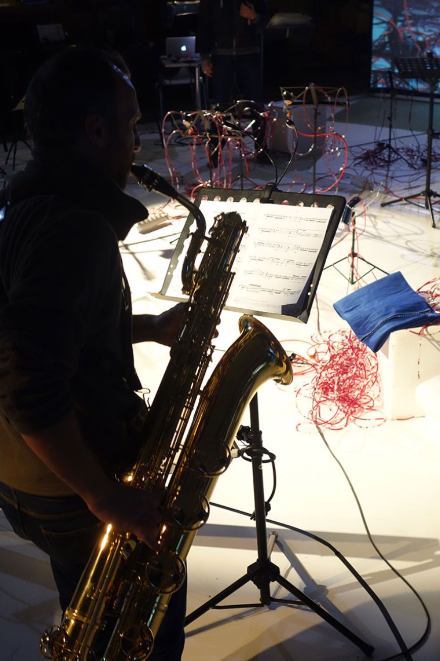 Miguel Pérez Iñesta in der Installation © Bastian Zimmermann