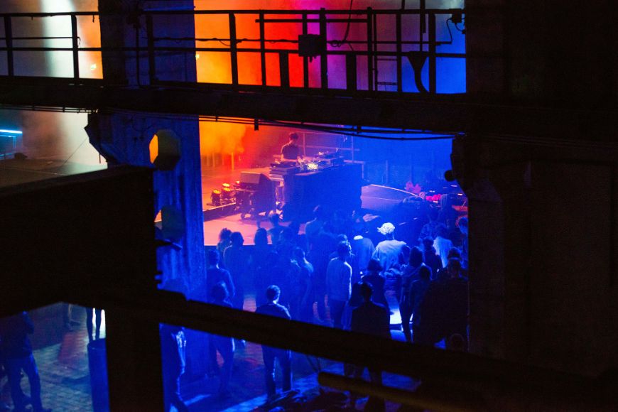 Objekt bringt die Menge zum Tanzen © Camille Blake