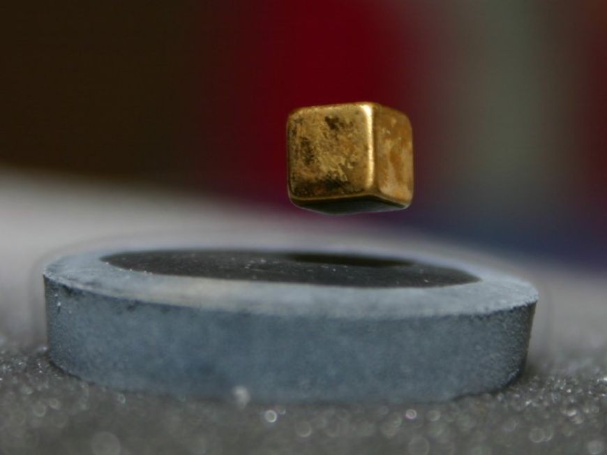 Ein Magnet schwebt über einem mit flüssigem Stickstoff gekühlten Hochtemperatursupraleiter. Foto Peter Nussbaumer 2005, Wikimedia Commons
