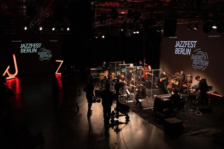 Friedericke Bernhardt, The Micronauts and Meuroer Mandolinenorchestere, Jazzfest Berlin, 8. November 2020, Betonhalle silent green c Camille Blake