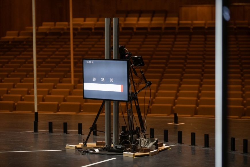 The picture shows a video screen in the set design of "TIMEPIECE" at the Haus der Berliner Festspiele.