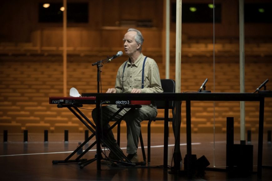 The picture shows composer Peter Ablinger performing at "TIMEPICE" on the stage of Haus der Berliner Festspiele.