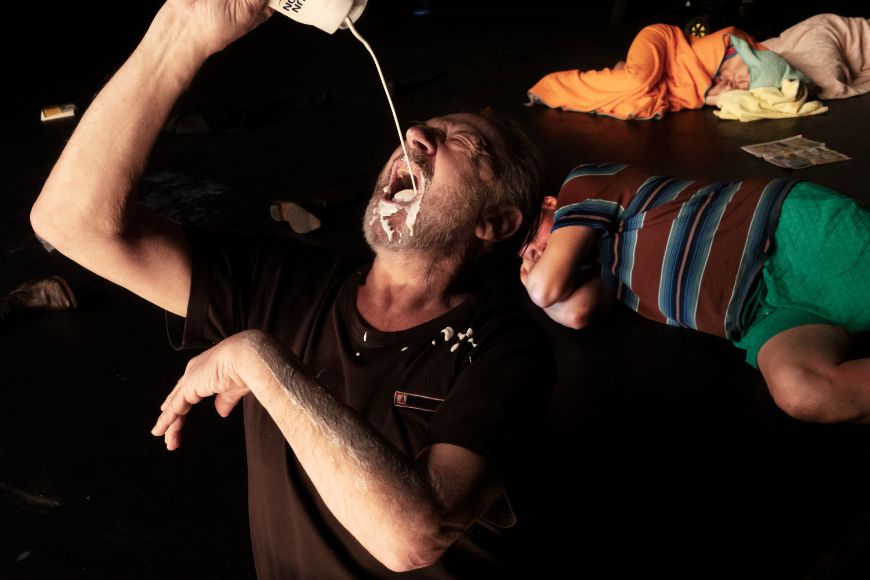 Eine Person drückt sich Sonnencreme aus der Tube in den Mund.