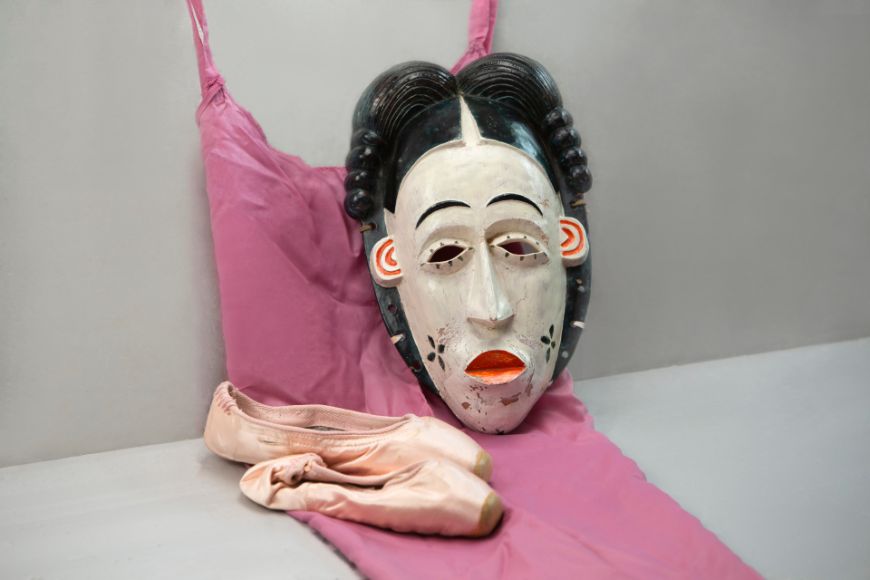 Das Kostüm sowie die Maske waren Teil von Arila Siegerts Stück „Die Maske“, das sie im Rahmen ihres Soloabends „Gesichte“ (1985) zeigte. Die Maske fertigte Wolfgang Krause an. Foto: Simone Graf
