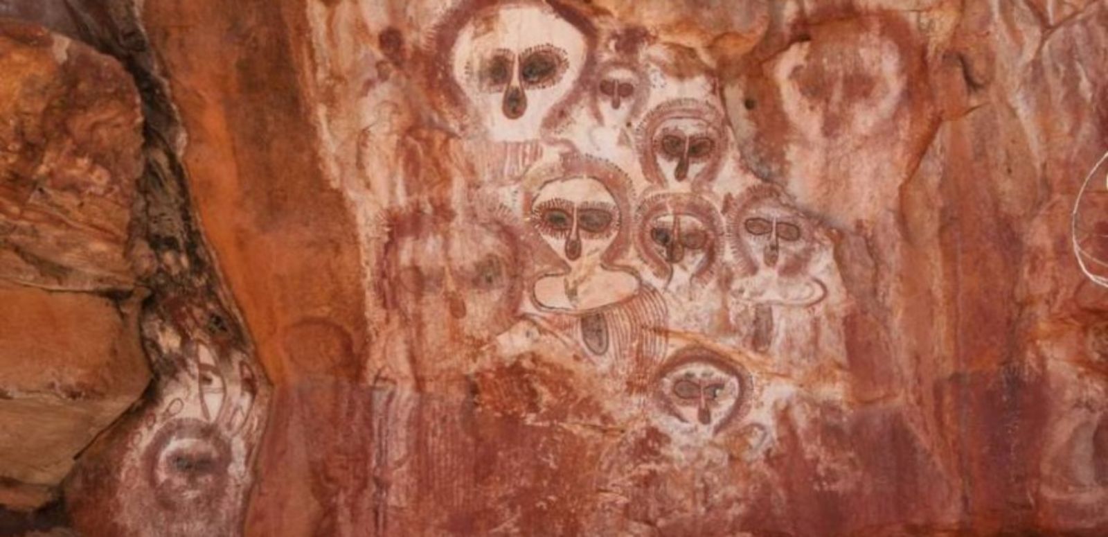 Malerei unterschiedlicher Figuren in einer Höhle 