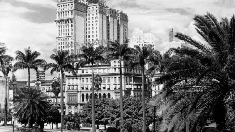 Stadtansicht von São Paulo in den 1950er-Jahren mit Hochhäusern und Park im Vordergrund