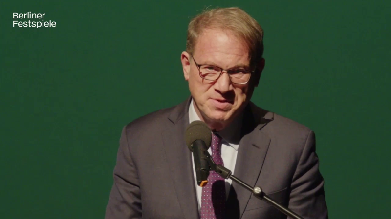 Jeffrey Goldberg speaks into a micophone