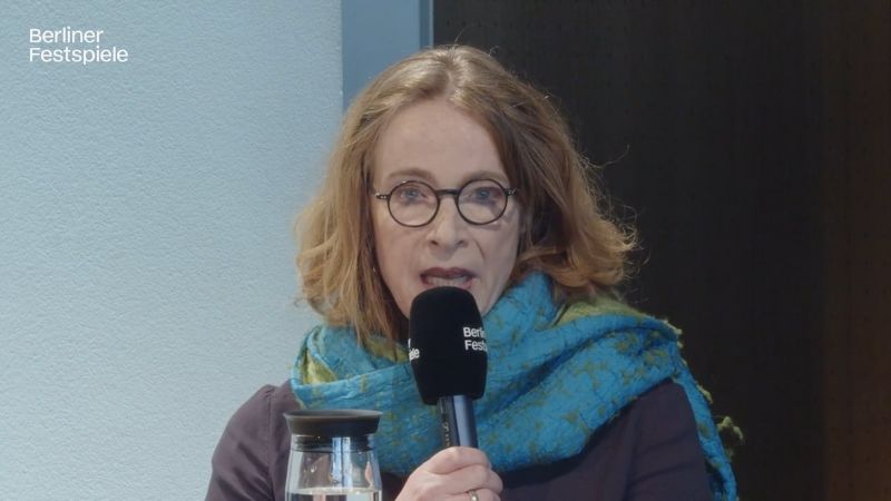 Sabine Leucht speaks into a microphone.